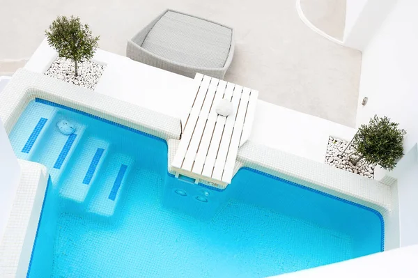 Luxusní Bazén Modrou Vodou Hotelu Santoriniho Ostrov Řecko Koncept Cestování — Stock fotografie