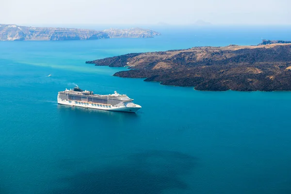 Santorini Grekland Kryssningsfartyg Nära Kusten Blå Havet Och Den Blå Stockfoto