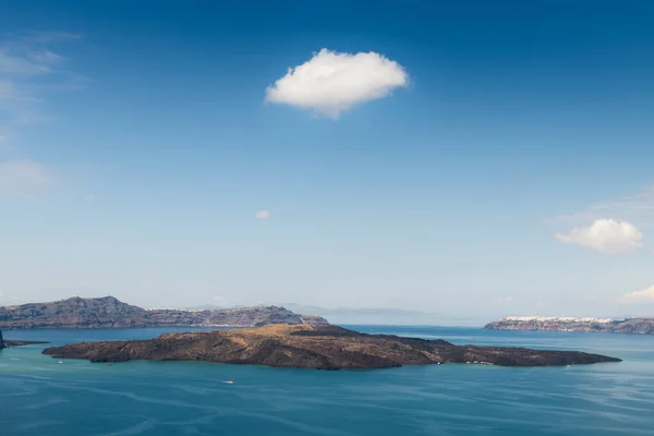 Остров Санторини Греция Голубое Море Голубое Небо Белым Облаком Вид — стоковое фото