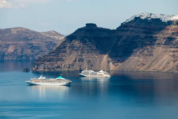 Isla Santorini Grecia Cruceros Cerca Costa Mar Azul Cielo Azul —  Fotos de Stock