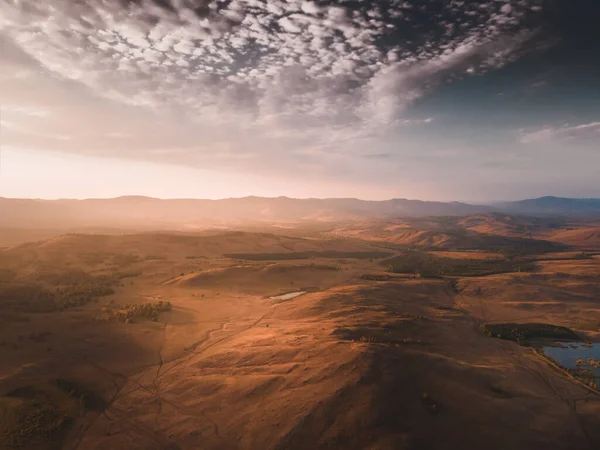 Λόφοι Κίτρινο Φθινοπωρινό Γρασίδι Στο Ηλιοβασίλεμα Αεροφωτογραφία Πανοραμική Θέα Όμορφο — Φωτογραφία Αρχείου