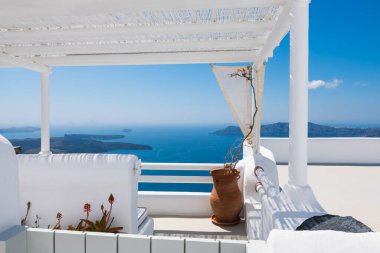 Santorini Adası, Yunanistan 'da beyaz mimari. Deniz manzaralı güzel bir teras. Seyahat ve tatil kavramı