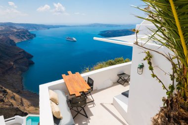 Santorini Adası, Yunanistan 'da beyaz mimari. Deniz manzaralı güzel bir teras. Seyahat ve tatil kavramı