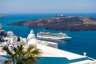 Santorini Adası, Yunanistan 'da beyaz mimari. Kıyıya yakın bir gemi turu. Seyahat ve yaz tatili kavramı