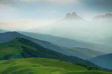 Sisli bir akşamda bulutlu yeşil dağlar. Yaz manzarası. Aktoprak Geçidi, Kuzey Kafkasya, Rusya.