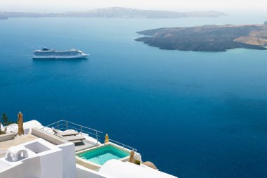 Santorini Adası, Yunanistan 'da beyaz mimari. Kıyıya yakın bir gemi turu. Seyahat ve yaz tatili kavramı