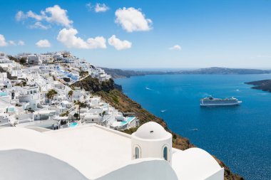 Santorini Adası, Yunanistan 'da beyaz mimari. Güneşli bir günde güzel bir deniz manzarası. Seyahat ve tatil kavramı