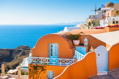 Yunanistan 'ın Santorini adasındaki Oia kasabasında renkli bir mimari. Gün batımında güzel manzara. Meşhur seyahat yeri