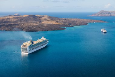 Santorini Adası, Yunanistan. Kıyıya yakın bir gemi turu. Mavi deniz ve mavi gökyüzü. Yaz deniz manzarası. Seyahat ve tatil kavramı