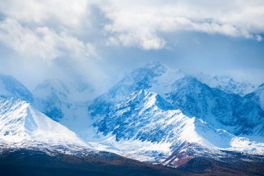 Beyaz bulutlu karla kaplı dağlar. Kuzey Chuya sırtı, Altai, Sibirya, Rusya. Sonbahar manzarası