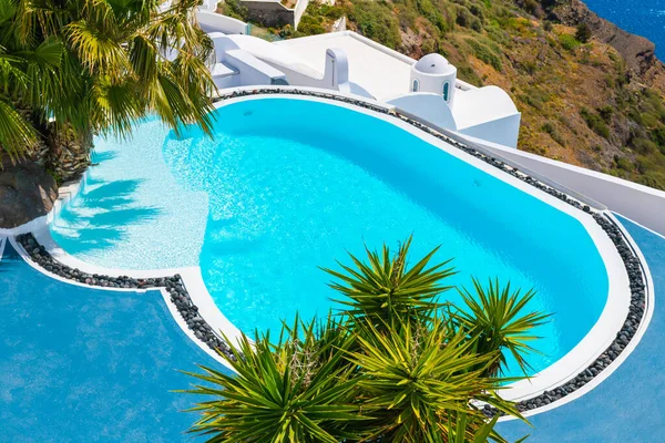 Luksusowy Basen Błękitną Wodą Hotelu Wyspa Santorini Grecja Koncepcja Podróży — Zdjęcie stockowe