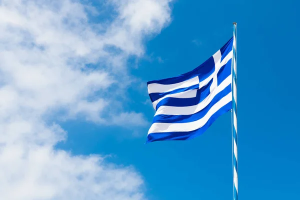 Bandera Grecia Contra Cielo Azul Con Nubes Blancas Bandera Ondeando Imagen De Stock