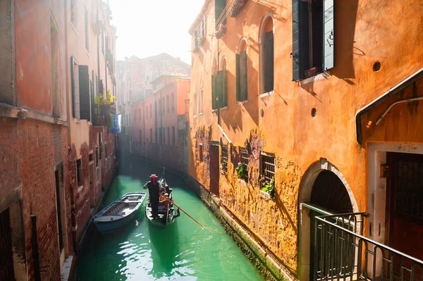 Old Colorful Architecture Canal Venice Italy Gondola Gondolier Canal Sunset — Stock Photo, Image