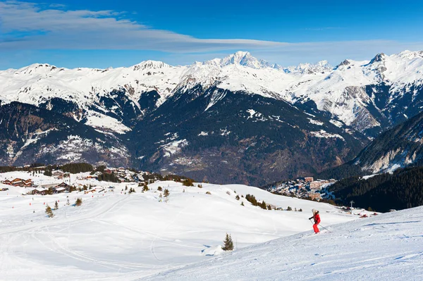 Síközpont Télen Alpok Hegyek Franciaország Síelők Sípályán Lovagolnak Courchevel Franciaország — Stock Fotó