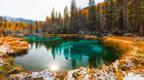 Lago Géiser Azul Bosque Otoño Amarillo Después Las Nevadas Montañas —  Fotos de Stock