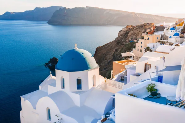 Vit Arkitektur Santorini Grekland Kyrka Med Blå Kupol Oia Stad Stockfoto
