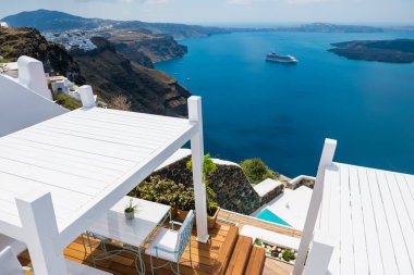 Santorini Adası, Yunanistan 'da beyaz mimari. Deniz manzaralı güzel bir teras. Seyahat ve tatil kavramı