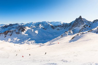 Fransa 'nın Alp Dağları' nda kayak merkezi. Kayak pistleri ve dağların manzarası. Meribel, Fransa. Kış manzarası