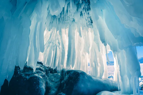 贝加尔湖上有冰柱的冰洞 俄罗斯西伯利亚贝加尔湖冬季景观 冬季背景摘要 — 图库照片