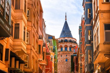 Galata Kulesi ve İstanbul, Türkiye 'deki eski mimari. Gündoğumunda ünlü simgesi olan yaz şehirleri