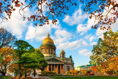 Saint Petersburg, Rusya 'daki Saint Isaac Katedrali. Günbatımında sarı ağaçlarla dolu sonbahar şehri.