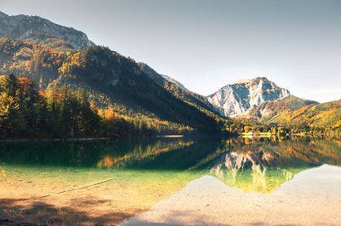 Sonbahar Alpleri 'nde gün batımında göl. Vorderer Langbasee Gölü, Avusturya. Güzel sonbahar manzarası