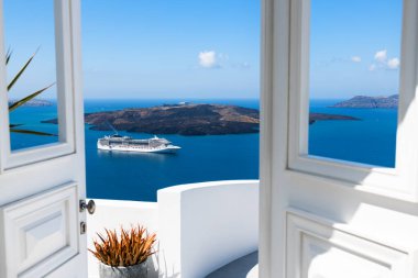 Santorini Adası, Yunanistan 'da beyaz mimari. Deniz manzaralı güzel bir teras. Seyahat ve tatil kavramı