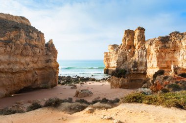 Portekiz, Algarve 'deki Atlantik Okyanusu kıyısındaki kayalar. Güneşin doğuşuyla güzel yaz manzarası