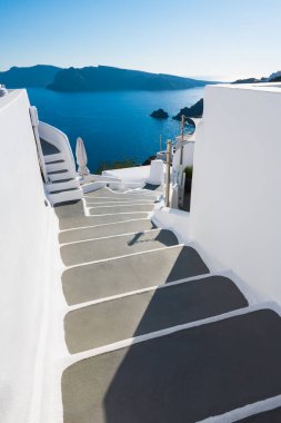 Santorini Adası, Yunanistan 'da beyaz mimari. Denize giden merdivenler. Seyahat ve tatil kavramı