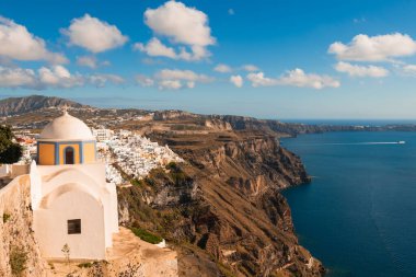 Yunanistan 'ın Santorini adasında güzel bir gün batımı. Fira 'da deniz manzaralı bir kilise. Yaz seyahati ve tatil