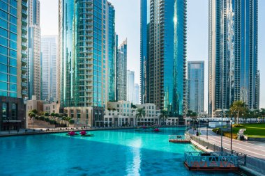 Dubai şehir merkezinde günbatımında su kanalında modern gökdelenleri var. Dubai, Birleşik Arap Emirlikleri. Meşhur seyahat yeri