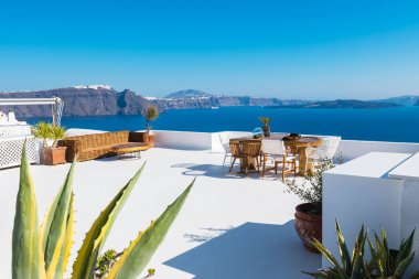 Santorini Adası, Yunanistan 'da beyaz mimari. Deniz manzaralı güzel bir teras. Seyahat ve yaz tatili konsepti