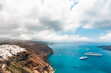 Santorini Adası, Yunanistan 'da beyaz mimari. Bulutlu bir günde güzel deniz manzarası. Seyahat ve tatil kavramı