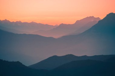 Pembe sisli günbatımında güzel dağlar. Sonbahar manzarası. Kafkasya, Rusya. Soyut doğa arkaplanı.