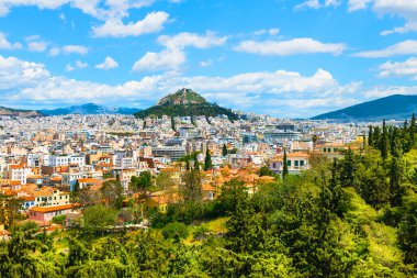 Atina, Yunanistan. Güneşli bir günde Atina şehri ve Lycabettus tepesinin panoramik manzarası. Meşhur seyahat yeri