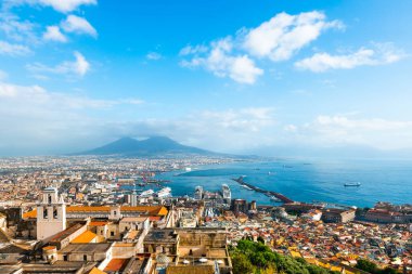 Napoli 'nin panoramik manzarası ve Napoli Körfezi, İtalya. Arkasında bulutlar olan Vezüv volkanı. Meşhur seyahat yeri.