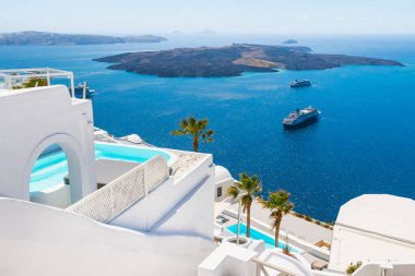 Santorini Adası, Yunanistan 'da beyaz mimari. Güneşli bir günde güzel bir deniz manzarası. Seyahat ve tatil kavramı