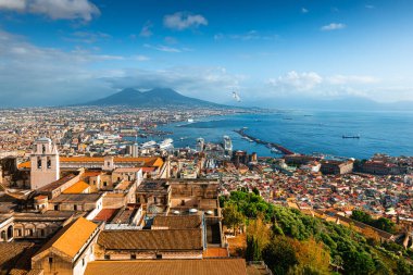 Napoli 'nin panoramik manzarası ve Napoli Körfezi, İtalya. Arkasında bulutlar olan Vezüv volkanı. Meşhur seyahat yeri. 