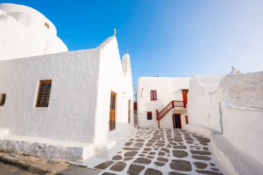 Yunanistan 'ın Mykonos adasındaki Mykonos kasabasında sokakta beyaz sikladik mimari. Meşhur seyahat yeri