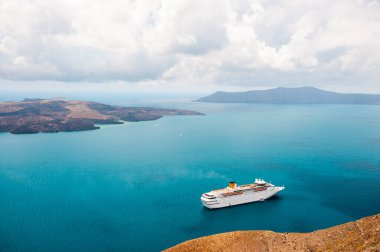 Santorini Adası, Yunanistan. Kıyıya yakın bir gemi turu. Mavi deniz ve mavi gökyüzü. Yaz deniz manzarası. Seyahat ve tatil kavramı