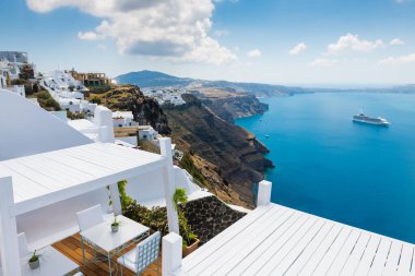 Santorini Adası, Yunanistan 'da beyaz mimari. Güneşli bir günde güzel bir deniz manzarası. Seyahat ve tatil kavramı