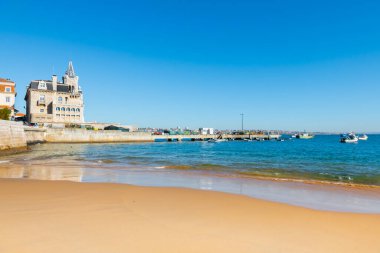 Cascais, Portekiz. Güneşli bir günde mavi su ve sarı kumla Atlantik 'in güzel kıyıları. Meşhur seyahat yeri