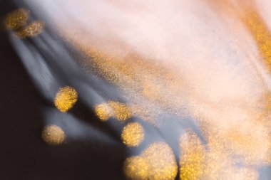 Renkli sıvı boya soyut arka plan. Siyah beyaz akrilik boya ve altın parıltılı harmanlama dokusu..