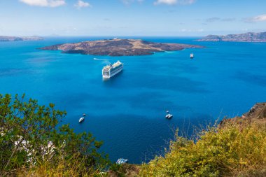 Santorini Adası, Yunanistan. Kıyıya yakın bir gemi turu. Mavi deniz ve mavi gökyüzü. Yaz deniz manzarası. Seyahat ve tatil kavramı