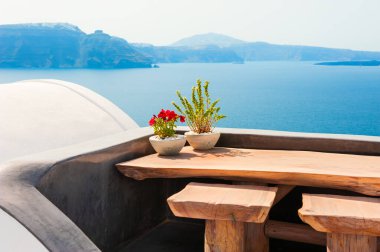 Santorini Adası, Yunanistan 'da beyaz mimari. Deniz manzaralı güzel bir teras. Seyahat ve tatil kavramı