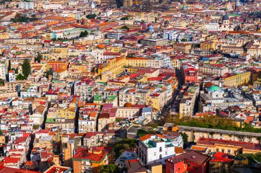 Napoli 'deki eski renkli mimari, İtalya. Gün batımında güzel bir şehir manzarası. Hava görüntüsü. Mimari arkaplan