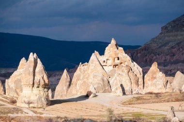 Kapadokya 'nın Goreme köyü yakınlarındaki eski mağara evleri. Güneşin doğuşunda güzel bir manzara. Meşhur seyahat yeri.