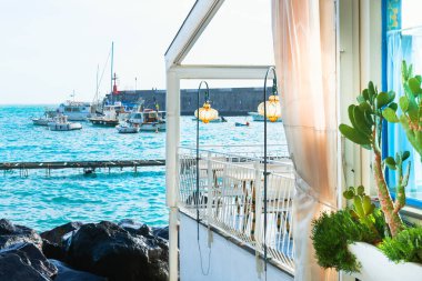 Amalfi sahilleri gün batımında, İtalya. Deniz manzaralı güzel bir teras. Limanda tekneler var. Meşhur seyahat yeri.