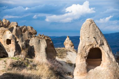 Kapadokya 'nın Goreme köyü yakınlarındaki eski mağara evleri. Güneşin doğuşunda güzel bir manzara. Meşhur seyahat yeri.