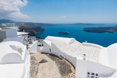Santorini Adası, Yunanistan 'da beyaz mimari. Güneşli bir günde güzel bir deniz manzarası. Seyahat ve tatil kavramı